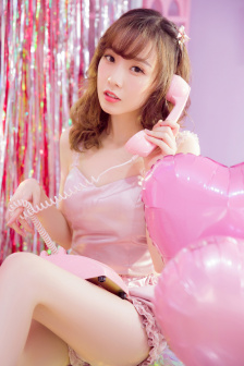 双腿间硬硬的胎头湿漉漉的挤出来